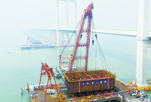 卷扬机和toyo手拉葫芦共同完成钢铁巨人起吊工作